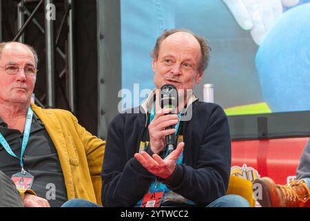 DORTMUND, Germania. 7 dicembre 2024. Peter Flechtner (*1963, attore e doppiatore tedesco) parla sul palco al German Film and Comic con, una convention di due giorni per i fan Credit: Markus Wissmann/Alamy Live News Foto Stock