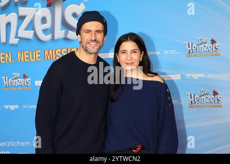 Tom Beck und Chryssanthi Kavazi bei der „die Heinzels - Neue Muetzen, Neue Misson“ Film Premiere AM 8.12.2024 a Koeln Foto Stock