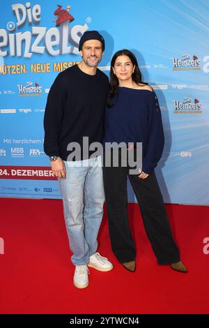 Tom Beck und Chryssanthi Kavazi bei der „die Heinzels - Neue Muetzen, Neue Misson“ Film Premiere AM 8.12.2024 a Koeln Foto Stock