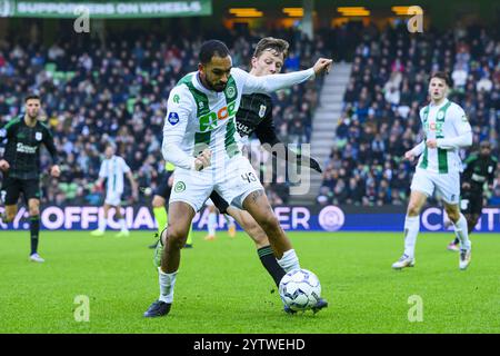 GRONINGEN - (l-r) Marvin pari del FC Groningen, Nick Fichtinger del PEC Zwolle durante la partita olandese Eredivisie tra FC Groningen e PEC Zwolle allo stadio Euroborg l'8 dicembre 2024 a Groningen, Paesi Bassi. ANP COR LASKER Foto Stock