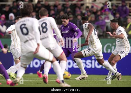 Firenze, Italia. 8 dicembre 2024. Riccardo Sottil della Fiorentina combatte per il pallone con il Cagliari Terry Mina durante la partita di serie A Enilive 2024/2025 tra Fiorentina e Cagliari - serie A Enilive allo Stadio Artemio Franchi - Sport, calcio - Firenze, Italia - domenica 6 dicembre 2024 (foto di massimo Paolone/LaPresse) crediti: LaPresse/Alamy Live News Foto Stock