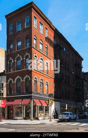Angolo di USA Street, vista di un tradizionale edificio di appartamenti in pietra arenaria situato in Chestnut Street nel centro di Philadelphia, Pennsylvania, USA Foto Stock
