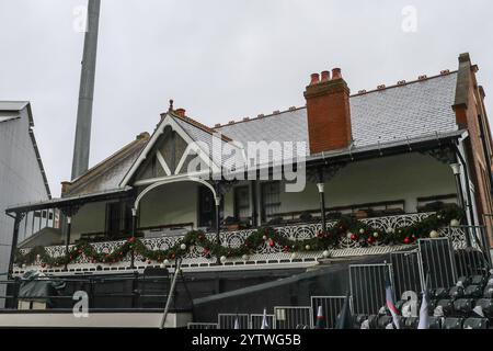 Una vista generale del Craven Cottage, casa del Fulham e delle decorazioni natalizie sul cottage davanti alla partita di Premier League Fulham vs Arsenal al Craven Cottage, Londra, Regno Unito, 8 dicembre 2024 (foto di Gareth Evans/News Images) in, il 12/8/2024. (Foto di Gareth Evans/News Images/Sipa USA) credito: SIPA USA/Alamy Live News Foto Stock