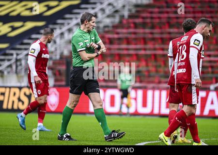 L'arbitro Jan Boterberg nella foto durante una partita di calcio tra il Royal Anversa FC e lo Sporting Charleroi, domenica 8 dicembre 2024 ad Anversa, il giorno 17 della stagione 2024-2025 della "Jupiler Pro League" prima divisione del campionato belga. BELGA FOTO TOM GOYVAERTS Foto Stock