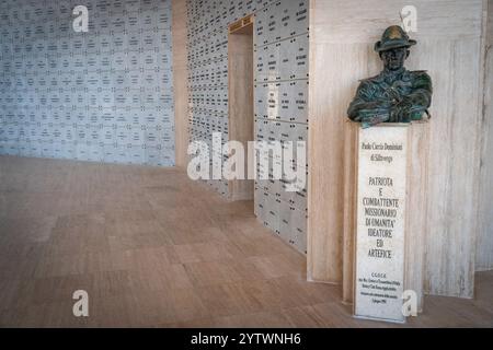 Il cimitero italiano di El Alamein include un busto di Paolo caccia Dominioni, che commemora i 4.800 morti e i 38.000 dispersi nelle battaglie della seconda guerra mondiale. Foto Stock