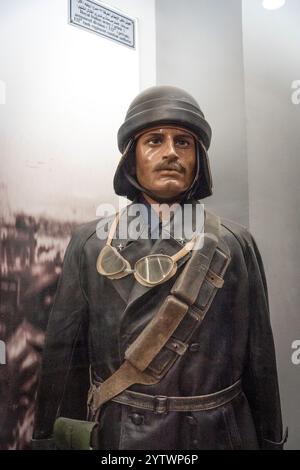 Uniforme da reggimento di carri armati del Regio Esercito Italiano della seconda Guerra Mondiale al Museo militare di El Alamein, Egitto, con cappotto in pelle, occhiali e caratteristico casco militare Foto Stock