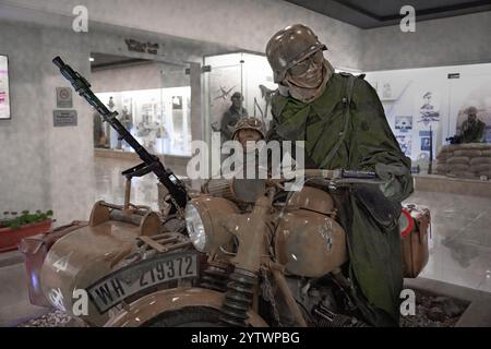 El Alamein Military Museum, Egitto: Mostra di motociclette e sidecar della seconda guerra mondiale che mostra soldati, armi e veicoli nella campagna del Nord Africa Foto Stock