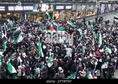 Stoccolma, Svezia - 8/12/2024: Manifestazione e celebrazione del popolo siriano in piazza Sergels Torg, il giorno della caduta del regime di Assad in Siria Foto Stock