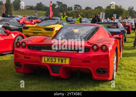 2004 Ferrari Enzo, in mostra al Salone Privé Concours d'Elégance del 2024 tenutosi a Blenheim Palace. Foto Stock