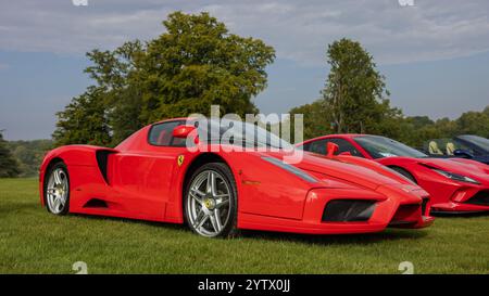 2004 Ferrari Enzo, in mostra al Salone Privé Concours d'Elégance del 2024 tenutosi a Blenheim Palace. Foto Stock