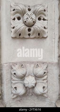 Dettagli architettonici della facciata della stazione ferroviaria di Rossio a Lisbona, Portogallo Foto Stock