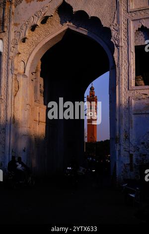 La torre dell'orologio di Lucknow attraverso il cancello d'ingresso di Hussainabad nella vecchia Lucknow. Foto Stock