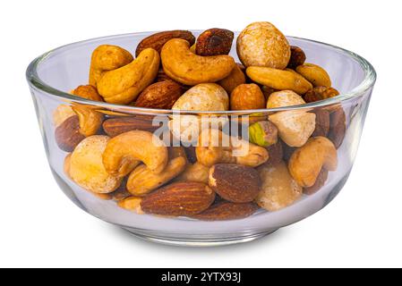 Vista ravvicinata delle noci miste croccanti salate in un recipiente di vetro trasparente isolato su sfondo bianco con percorso di ritaglio. Foto Stock