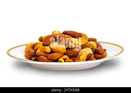 Vista ravvicinata di noci miste croccanti salate in un piatto di ceramica bianca isolato su sfondo bianco con percorso di ritaglio. Foto Stock