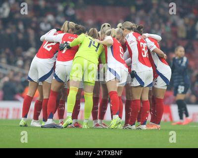 North London, Regno Unito. 8 dicembre 2024. Giocatori dell'Arsenal in un huddle prima della partita della Barclays Women's Super League tra l'Arsenal e l'Aston Villa all'Emirates Stadium. Crediti: Jay Patel/Alamy Live News Foto Stock