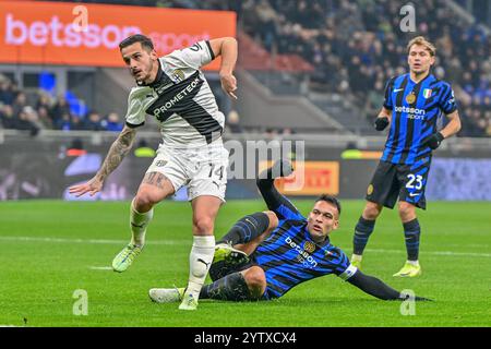 Milano, Italia. 6 dicembre 2024. Lautaro Martinez (10) dell'Inter ed Emanuele Valeri (14) del Parma visto durante la partita di serie A tra Inter Milan e Parma a Giuseppe Meazza a Milano. Foto Stock