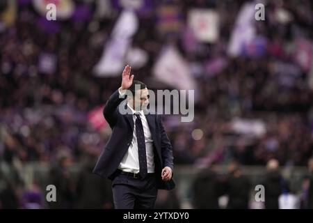 Firenze, Italia. 8 dicembre 2024. L'allenatore della Fiorentina Raffaele Palladino saluta i tifosi al termine della partita di serie A Enilive 2024/2025 tra Fiorentina e Cagliari - serie A Enilive allo Stadio Artemio Franchi - Sport, calcio - Firenze, Italia - domenica 8 dicembre 2024 (foto di massimo Paolone/LaPresse) crediti: LaPresse/Alamy Live News Foto Stock