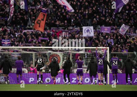 Firenze, Italia. 8 dicembre 2024. I giocatori della Fiorentina festeggiano per la vittoria al termine della partita di serie A Enilive 2024/2025 tra Fiorentina e Cagliari - serie A Enilive allo Stadio Artemio Franchi - Sport, calcio - Firenze, Italia - domenica 8 dicembre 2024 (foto di massimo Paolone/LaPresse) crediti: LaPresse/Alamy Live News Foto Stock