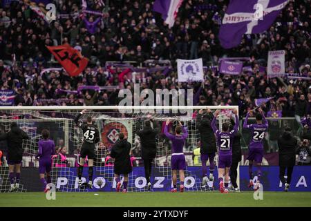 Firenze, Italia. 8 dicembre 2024. I giocatori della Fiorentina festeggiano per la vittoria al termine della partita di serie A Enilive 2024/2025 tra Fiorentina e Cagliari - serie A Enilive allo Stadio Artemio Franchi - Sport, calcio - Firenze, Italia - domenica 8 dicembre 2024 (foto di massimo Paolone/LaPresse) crediti: LaPresse/Alamy Live News Foto Stock