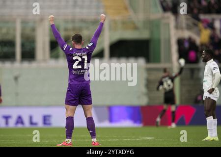 Firenze, Italia. 8 dicembre 2024. Robin Gosens della Fiorentina festeggia per la vittoria al termine della partita di serie A Enilive 2024/2025 tra Fiorentina e Cagliari - serie A Enilive allo Stadio Artemio Franchi - Sport, calcio - Firenze, Italia - domenica 8 dicembre 2024 (foto di massimo Paolone/LaPresse) credito: LaPresse/Alamy Live News Foto Stock