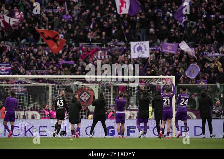 Firenze, Italia. 8 dicembre 2024. I giocatori della Fiorentina festeggiano per la vittoria al termine della partita di serie A Enilive 2024/2025 tra Fiorentina e Cagliari - serie A Enilive allo Stadio Artemio Franchi - Sport, calcio - Firenze, Italia - domenica 8 dicembre 2024 (foto di massimo Paolone/LaPresse) crediti: LaPresse/Alamy Live News Foto Stock