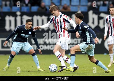 TILBURG - (l-r) Ilias Sebaoui del SC Heerenveen, Cisse Sandra di Willem II, Espen van EE del SC Heerenveen durante la partita olandese Eredivisie tra Willem II e sc Heerenveen al Koning Willem II Stadium l'8 dicembre 2024 a Tilburg, Paesi Bassi. ANP JEROEN PUTMANS Foto Stock