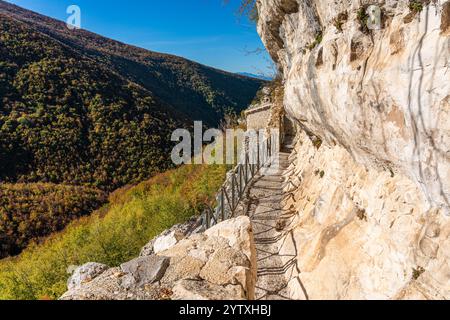 L'Eremo scenografico di Santo Spirito a Majella, vicino a Roccamorice, in Abruzzo, Italia. Foto Stock