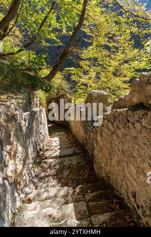 L'Eremo scenografico di Santo Spirito a Majella, vicino a Roccamorice, in Abruzzo, Italia. Foto Stock