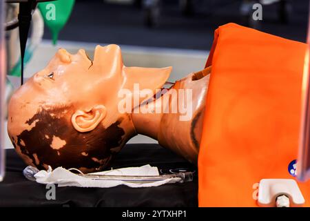 La faccia di un manichino adagiata su un tavolo a raggi X ricoperto da una coperta elettrica arancione Foto Stock