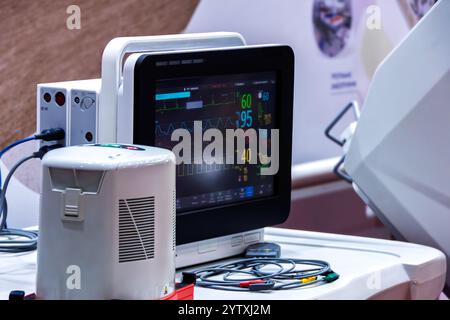 Monitor paziente con controllo tattile e tutte le informazioni necessarie sulle condizioni del paziente Foto Stock