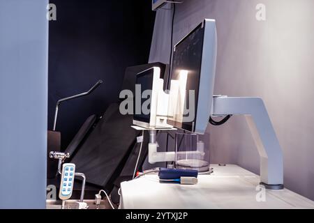 Monitor paziente con controllo tattile e tutte le informazioni necessarie sulle condizioni del paziente Foto Stock