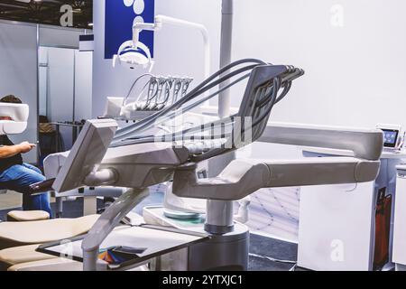 Portautensili per unità dentarie regolabili in altezza Foto Stock