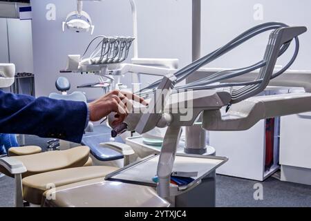 Portautensili dentistici regolabili in altezza con monitor touchscreen Foto Stock