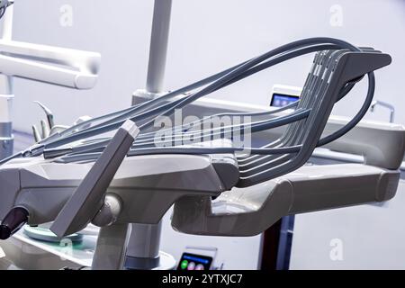 Portautensili per unità dentarie regolabili in altezza Foto Stock