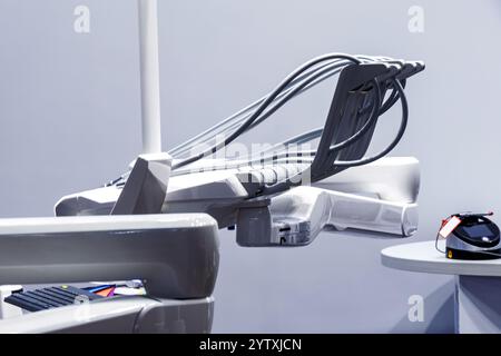 Portautensili dentistici regolabili in altezza con monitor touchscreen Foto Stock