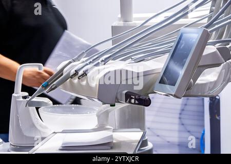 Portautensili dentistici regolabili in altezza con monitor touchscreen Foto Stock