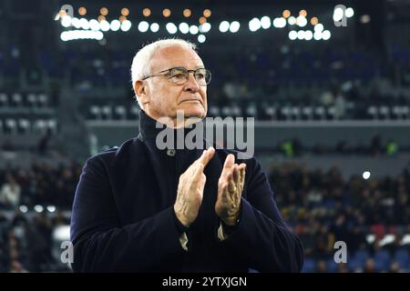 Roma, Italia. 7 dicembre, 2024. Claudio Ranieri allenatore della Roma applaude durante la partita di calcio di serie A tra AS Roma e US Foto Stock