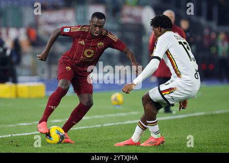 Roma, Italia. 7 dicembre, 2024. Saud Abdulhamid di Roma si aggiudica il pallone con Patrick Dorgu di Lecce durante il campionato italiano di serie A. Foto Stock