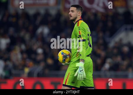 Roma, Italia. 7 dicembre, 2024. Wladimiro Falcone portiere di Lecce guarda durante la partita di campionato italiano di serie A tra AS Roma e. Foto Stock