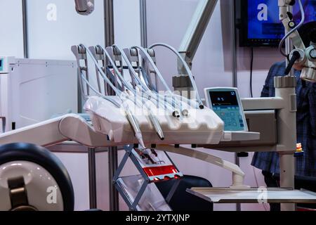 Portautensili per unità dentarie regolabili in altezza Foto Stock