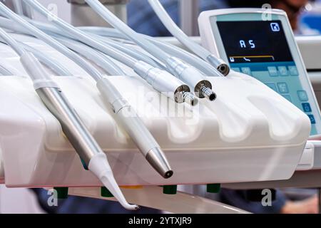 Portautensili per unità dentarie regolabili in altezza Foto Stock