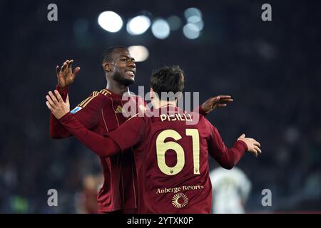 Roma, Italia. 7 dicembre, 2024. Niccolo' Pisilli di Roma festeggia con Evan N'Dicka dopo aver segnato 3-1 gol nel campionato italiano di serie A. Foto Stock