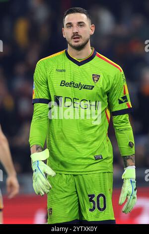 Roma, Italia. 7 dicembre, 2024. Wladimiro Falcone portiere di Lecce guarda durante la partita di campionato italiano di serie A tra AS Roma e. Foto Stock