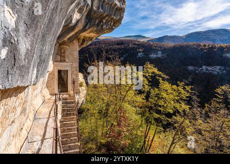 L'Eremo scenografico di Santo Spirito a Majella, vicino a Roccamorice, in Abruzzo, Italia. Foto Stock