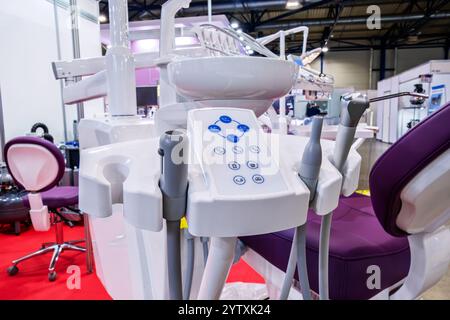 Portautensili per unità dentarie regolabili in altezza Foto Stock