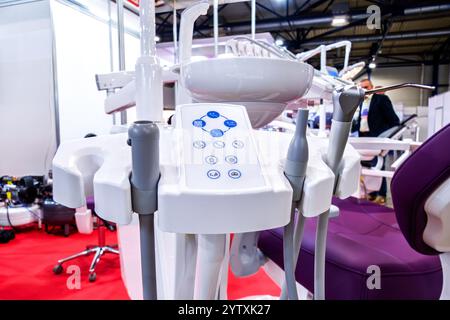 Portautensili per unità dentarie regolabili in altezza Foto Stock