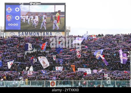 Firenze, Italia. 8 dicembre 2024. Tifoso della Fiorentina durante la partita di serie A Enilive 2024/2025 tra Fiorentina e Cagliari - serie A Enilive allo Stadio Artemio Franchi - Sport, calcio - Firenze, Italia - domenica 8 dicembre 2024 (foto di massimo Paolone/LaPresse) crediti: LaPresse/Alamy Live News Foto Stock