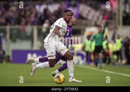 Firenze, Italia. 8 dicembre 2024. Riccardo Sottil della Fiorentina combatte per il pallone con il Cagliari Terry Mina durante la partita di serie A Enilive 2024/2025 tra Fiorentina e Cagliari - serie A Enilive allo Stadio Artemio Franchi - Sport, calcio - Firenze, Italia - domenica 8 dicembre 2024 (foto di massimo Paolone/LaPresse) crediti: LaPresse/Alamy Live News Foto Stock