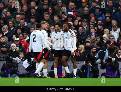 Craven Cottage, Fulham, Londra, Regno Unito. 8 dicembre 2024. Premier League Football, Fulham contro Arsenal; Raul Jimenez del Fulham festeggia dopo aver segnato il 1° gol al decimo minuto per renderlo 1-0 crediti: Action Plus Sports/Alamy Live News Foto Stock