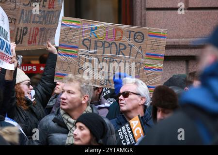 Londra, Regno Unito. 8 dicembre 2024. Decine di migliaia di ebrei britannici e sostenitori filo-israeliani stanno prendendo parte alla marcia contro l'antisemitismo 2024. La marcia arriva dopo un numero record di incidenti di odio anti-ebrei, tra cui la violenza contro i bambini, in tutto il Regno Unito, insieme a proteste di massa anti-Israele nel centro di Londra a seguito degli attacchi terroristici di Hamas nel sud di Israele il 7 ottobre 2023. Marcia dalle Corti reali di giustizia a Piazza del Parlamento. Crediti: Waldemar Sikora / Alamy Live News Foto Stock